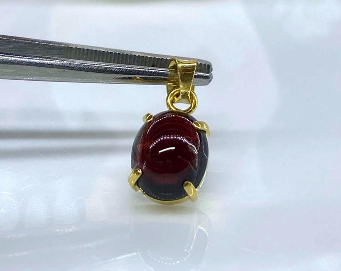 Vintage 14K Solid Yellow Gold Oval cut Natural Garnet Pendant.