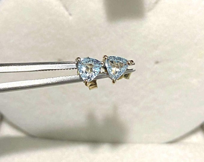 Vintage 14K Solid Yellow Gold .52ct Genuine Aquamarine Earrings.
