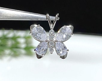 Colgante de mariposa con topacio blanco en plata de ley vintage.