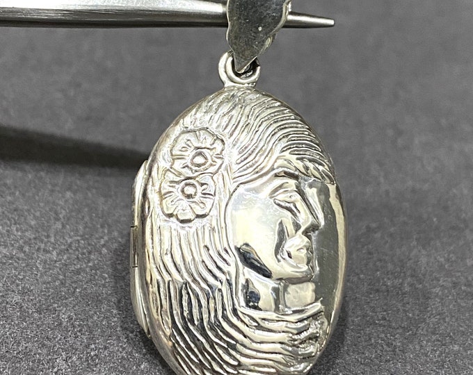 Vintage Sterling Silver Women Portrait Oval Locket Pendant.