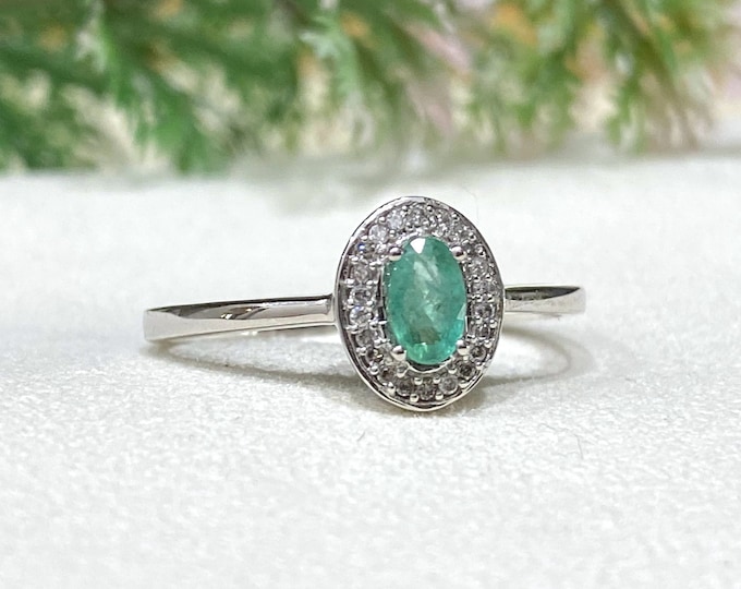 Vintage 14K Solid White Gold Natural Oval Emerald & Diamond Halo Ring Size 7