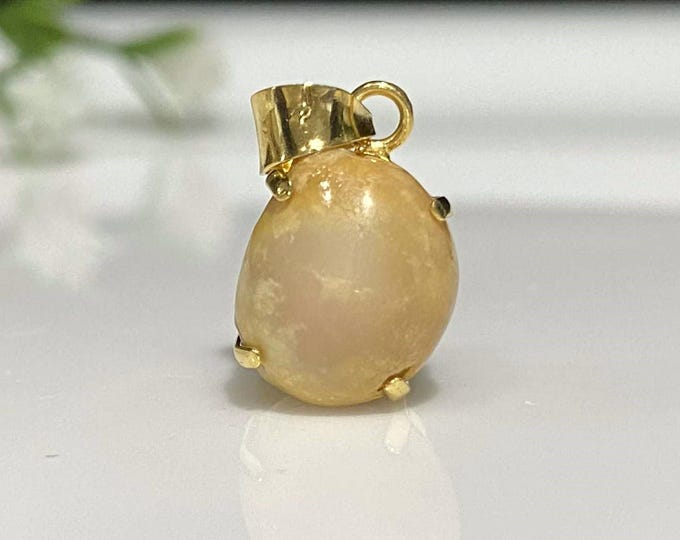 Vintage 14K Solid Gold 7.5ct Natural Cream Yellow Conch Pearl Pendant.