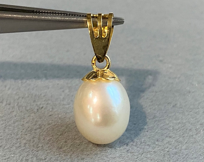 Vintage 15K 610 Solid Gold White Pearl Pendant.