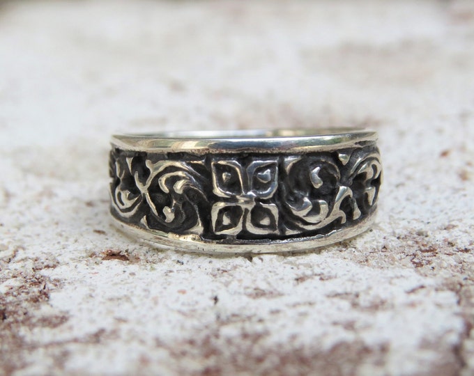 Vintage Sterling Silver Floral Carved Band Ring.