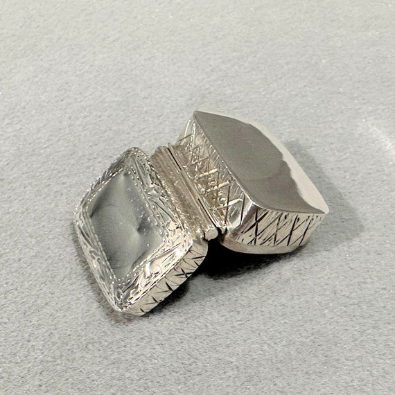 Vintage Sterling Silver Rectangular Edged Pill Box - image 3