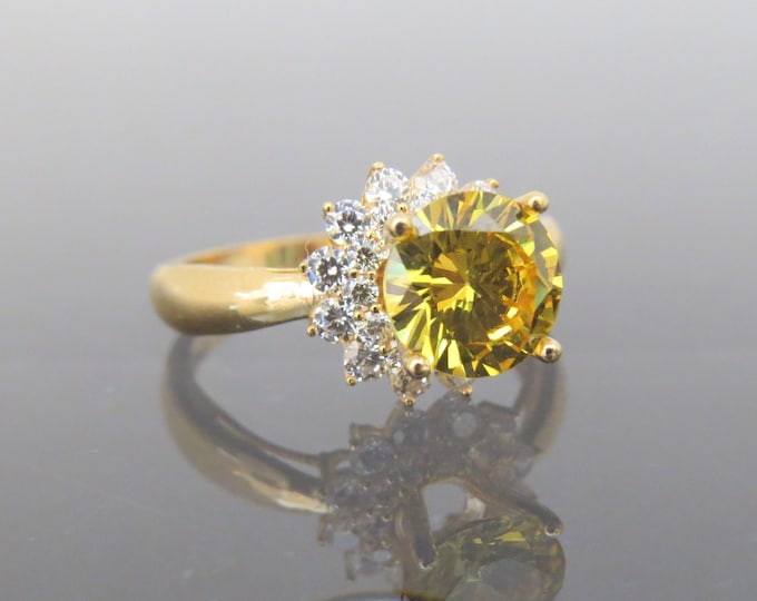 Vintage 18K Solid Yellow Gold Round cut Citrine & White Topaz Cocktail Ring Size 6.5