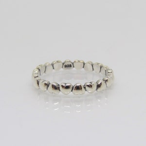 Anillo de eternidad con forma de corazón en plata de ley.