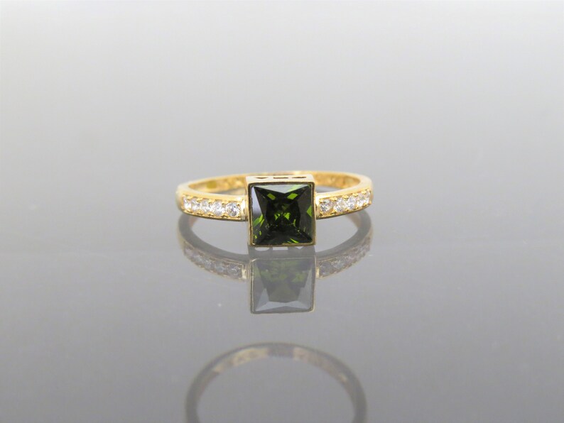 Vintage 18K Solid Yellow Gold Peridot /& White Topaz Ring Size 5.5