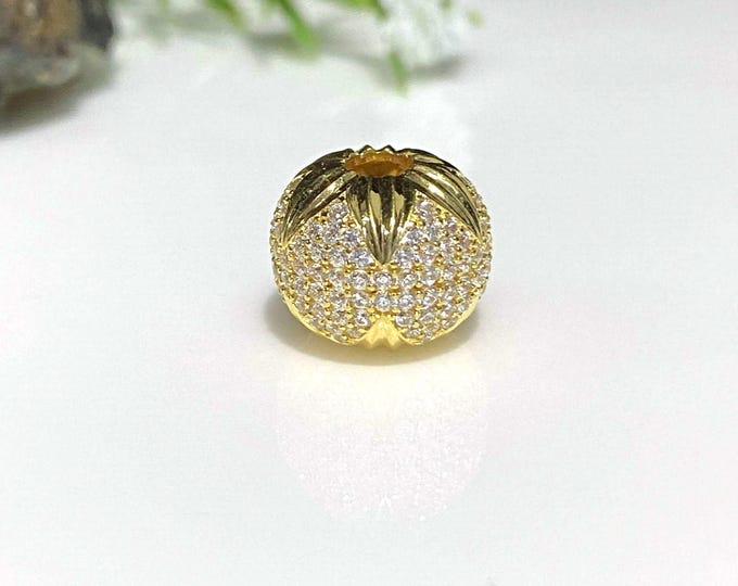 Vintage 14K Solid Yellow Gold White Topaz Charm, Pendant. Make for Bracelet.