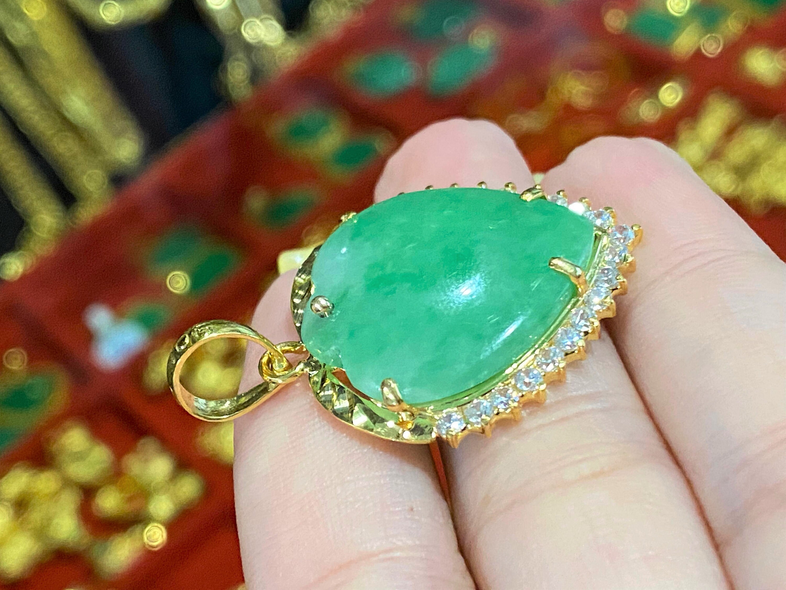 Vintage 18K Solid Yellow Gold Green Jadeite Jade White Topaz Vintage 18K Solid Yellow Gold Green Jadeite Jade White Topaz