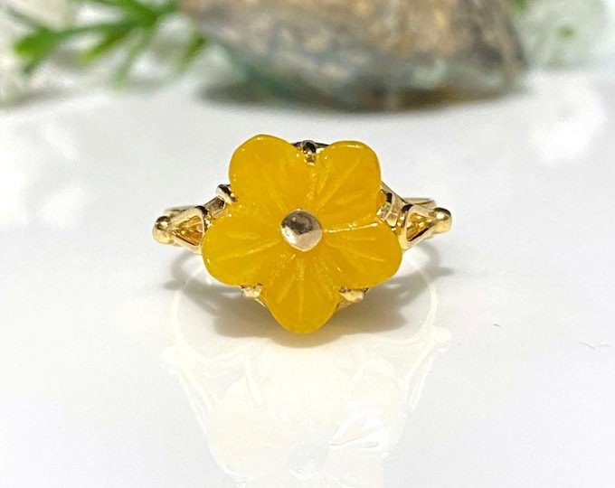 Vintage 14K Solid Yellow Gold Yellow Jadeite Jade Flower Ring Size 7,8