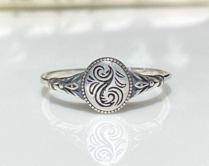 Sterling Silver Carved Oval Ring.