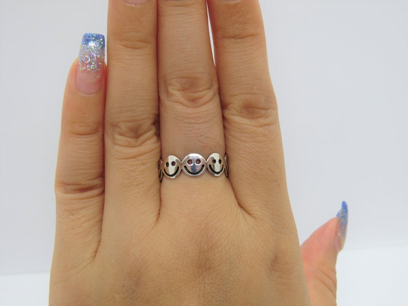 Vintage Sterling Silver Face Smily Band Ring Size 7
