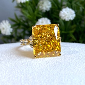 Vintage 15K 610 Solid Gold Yellow Sapphire & White Topaz Ring Size 7