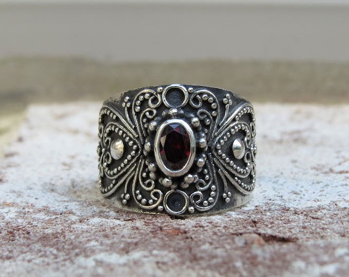 Vintage Sterling Silver Garnet Dome Ring.