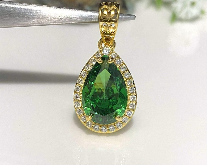 Vintage 15K 610 Solid Gold Pear cut Emerald & White Topaz Halo Pendant.