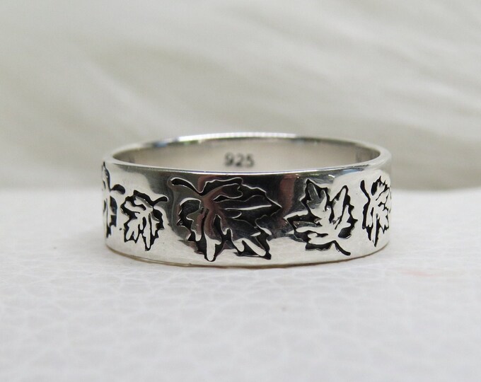 Vintage Sterling Silver Band Leaf Band Ring.