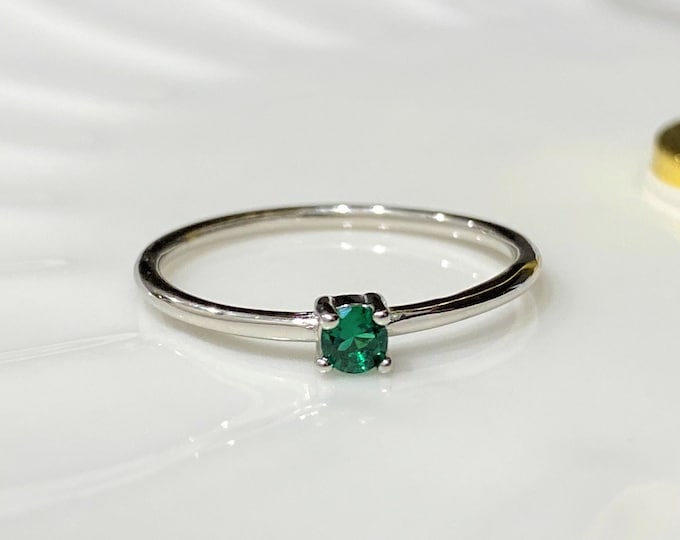 Vintage Sterling Silver Round cut Emerald Thin Band Ring.