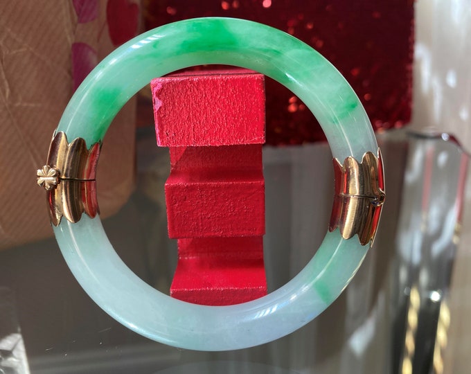 Vintage 18K Solid Gold Translucent Green, White Jadeite Jade Hinged Bangle Bracelet 59.5MM
