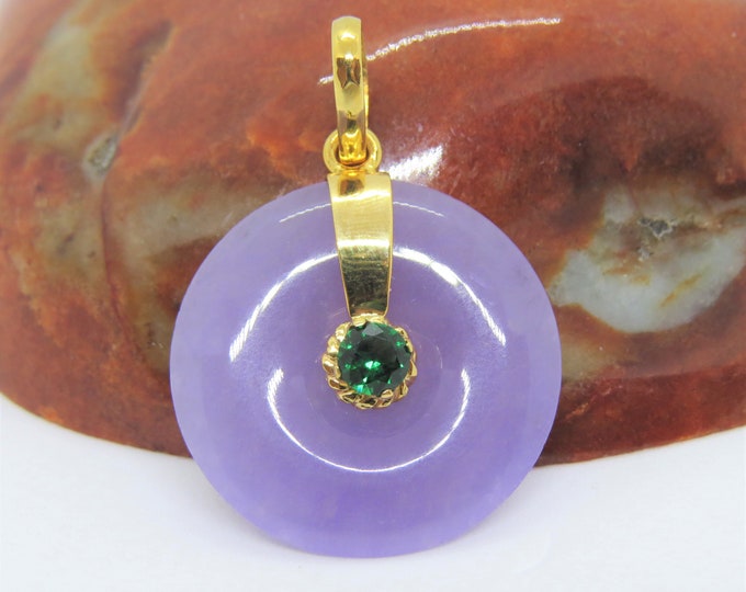 Vintage 18K Solid Yellow Gold Purple Lavender Jadeite Jade Emerald Donut Circle Pendant