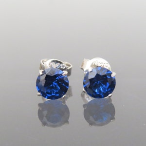 Vintage 18K Solid White Gold 1.70ct Round cut Blue Sapphire Stud Earrings