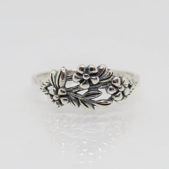 Vintage Sterling Silver Flowers Ring Size 7 Vintage Sterling Silver Flowers Ring Size 7