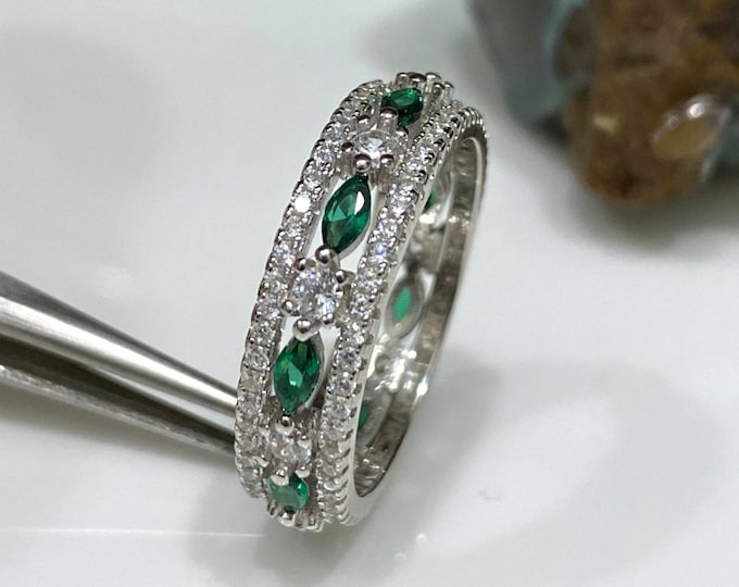 Vintage Sterling Silver Emerald & White Topaz Eternity Band Ring Size 8