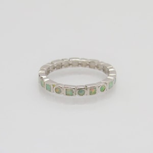 Anillo vintage de plata de ley con incrustaciones redondas y cuadradas de ópalo, talla 6