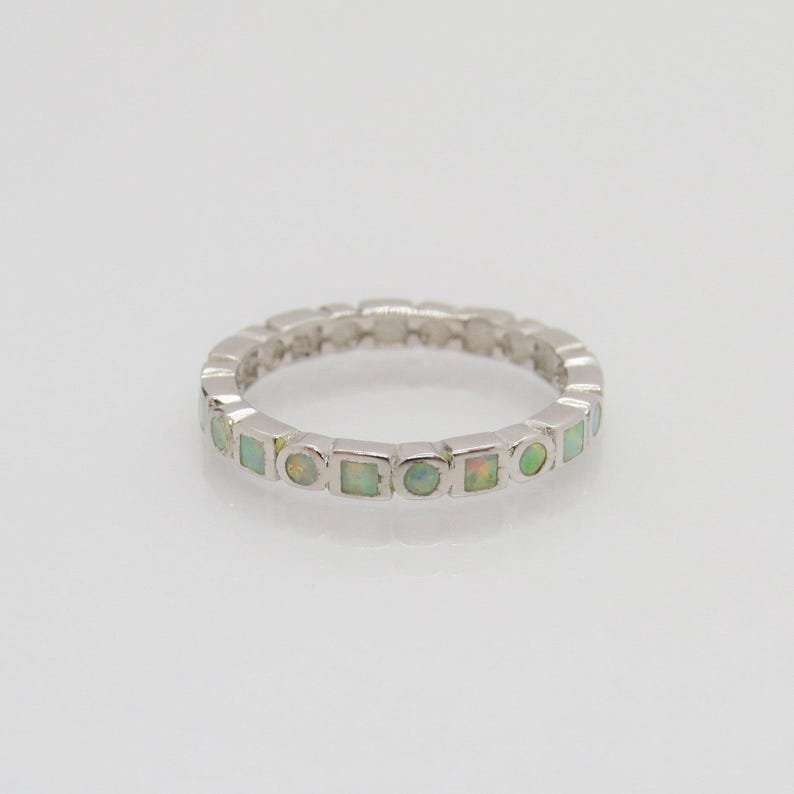 Anillo vintage de plata de ley con incrustaciones redondas y cuadradas de ópalo, talla 6 imagen 1