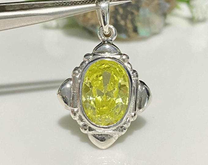 Vintage Sterling Silver Oval cut Peridot Pendant.