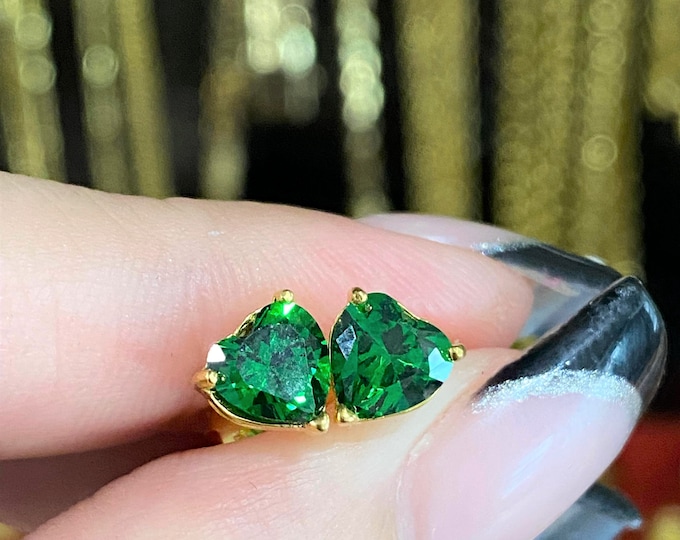 Vintage 18K 750 Solid Yellow Gold Heart cut Emerald Stud Earrings.