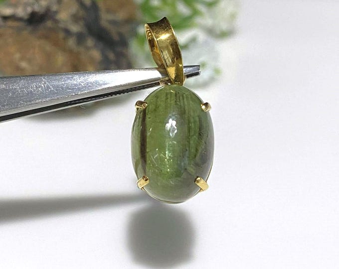 Vintage 14K Solid Yellow Gold 10ctw Natural Oval Green Tourmaline Pendant.
