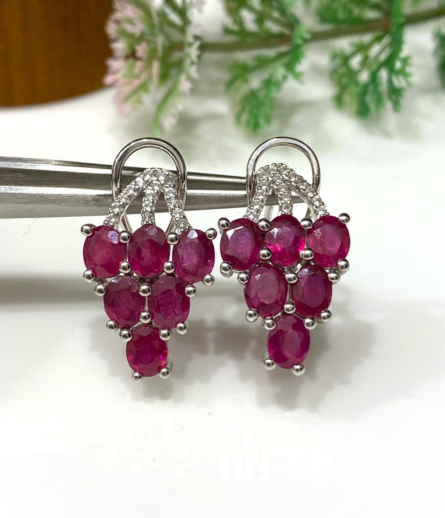 Boucles D'oreilles En Rubis Et Topazes Blanches - Monture Plaqué Or Et Argent 925 - Neuf Avec étiquettes
