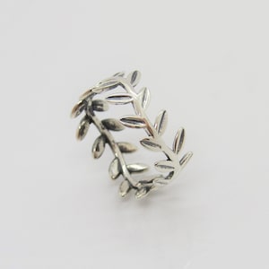Vintage Sterling Silver Leafs Band Ring Size 8
