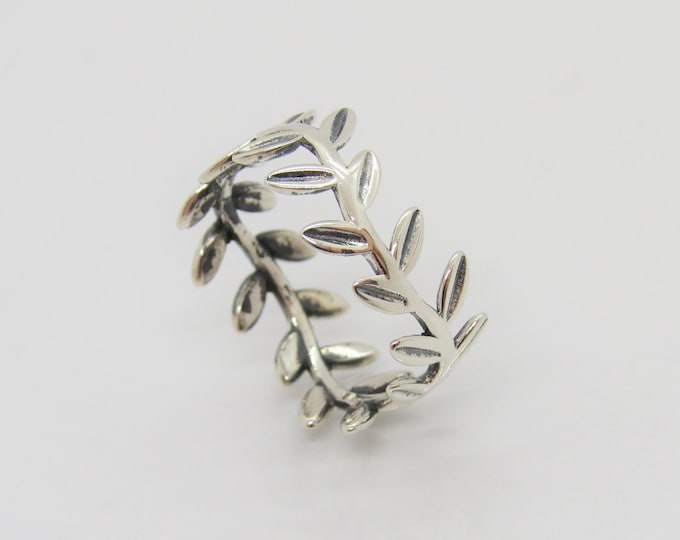 Vintage Sterling Silver Leafs Band Ring Size 8