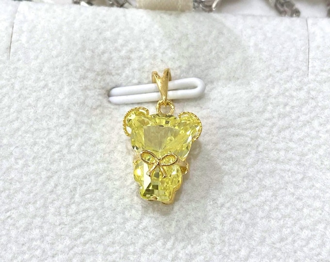 Vintage 15K 610 Solid Gold Yellow green Sapphire Bear Pendant.