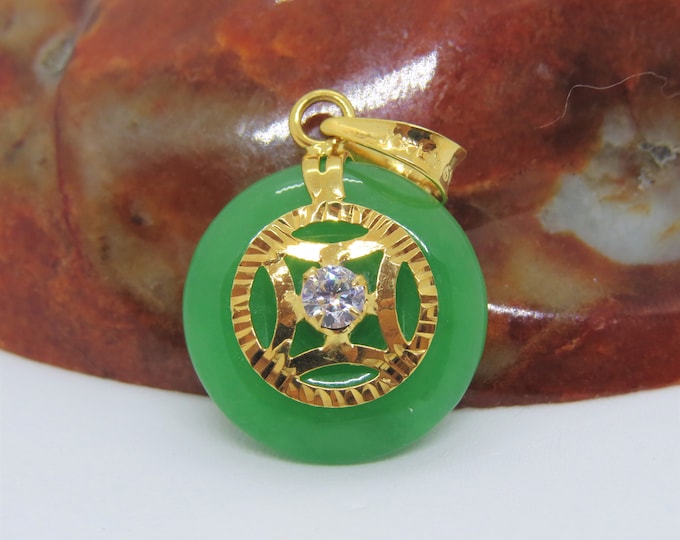 Vintage 18K Solid Yellow Gold Apple Green Jadeite Jade White Topaz Donut Circle Pendant