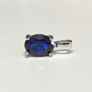 Sterlingzilveren ovale hanger met blauwe saffier.