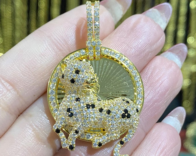 Vintage 18K Solid Yellow Gold Leopard/Jaguar White Topaz & Black Sapphire Pendant.