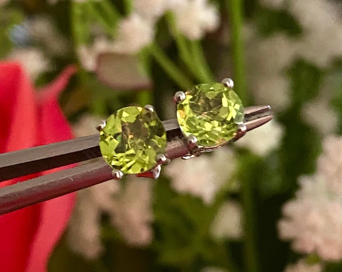 Vintage Sterling Silver Round cut Peridot Stud Earrings 6MM