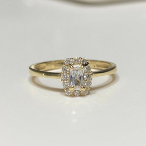 Vintage 14K Solid Yellow Gold White Topaz Ring Size 6.