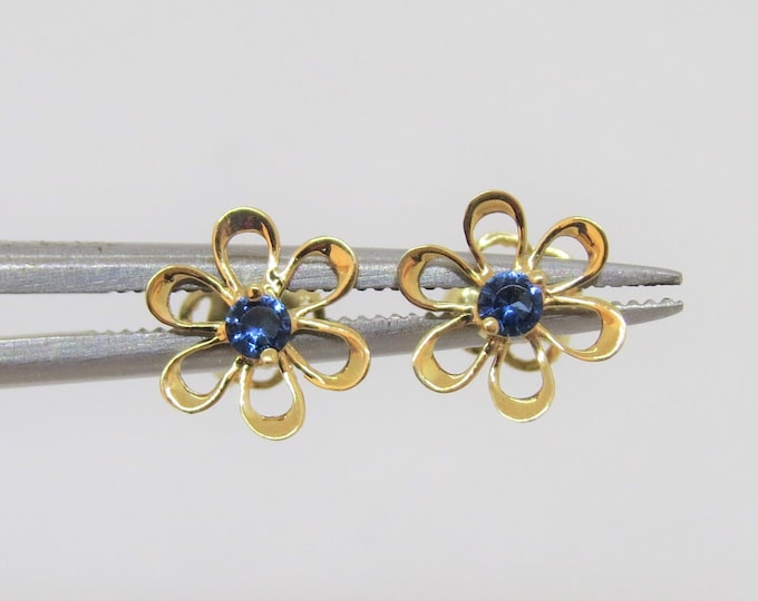Vintage 14K Solid Yellow Gold Blue Sapphire Flower Earrings