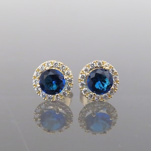 Vintage 18K Solid Yellow Gold 1.22ct Blue Sapphire & White Topaz Stud Earrings