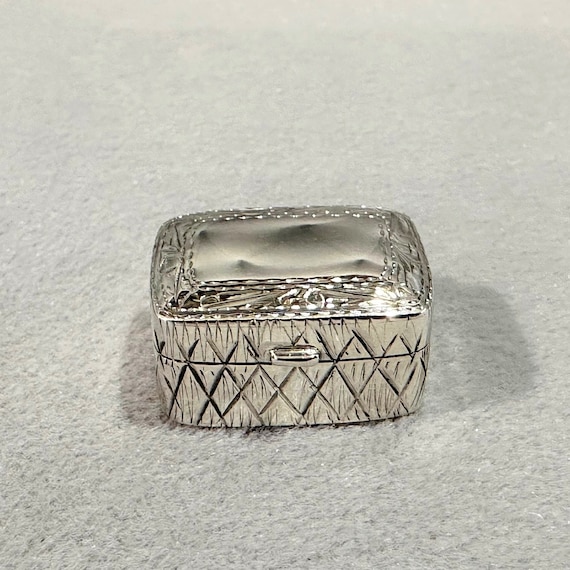Vintage Sterling Silver Rectangular Edged Pill Box - image 6