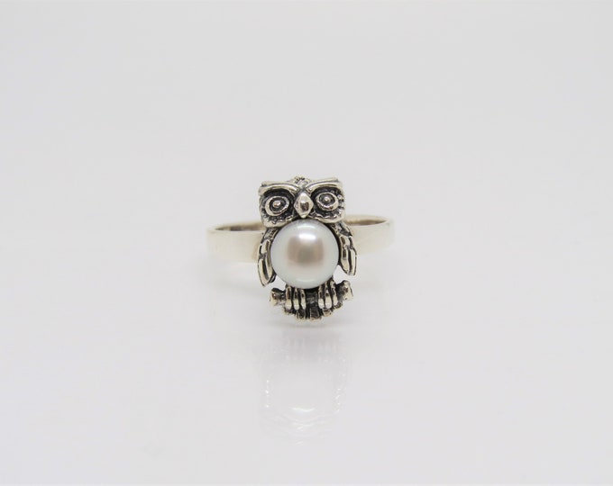 Vintage Sterling Silver White Pearl Owl Dome Ring .