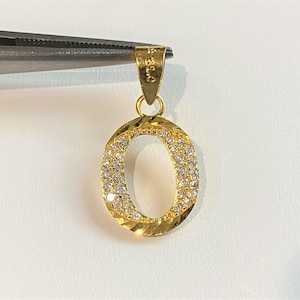 Pingente Vintage 15K 610 Letra O Topázio Branco Pave