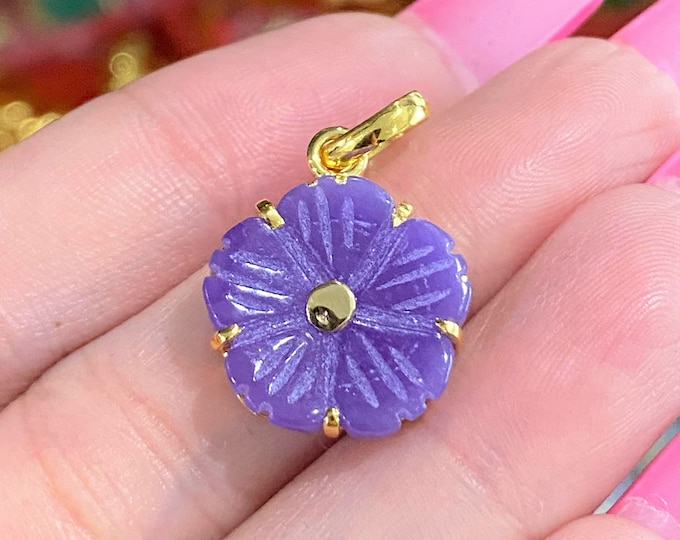 Vintage 18K Solid Gold Purple Jadeite Jade Carved Flower Pendant.
