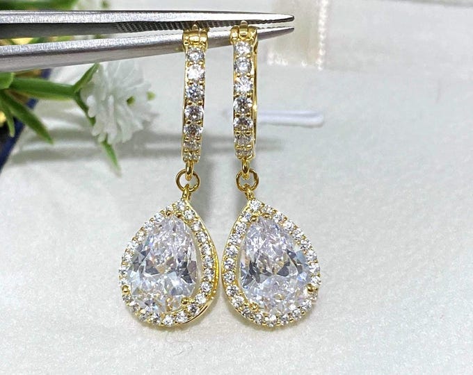 Vintage 15K 610 Solid Yellow Gold Pear cut White Topaz Dangle Earrings.
