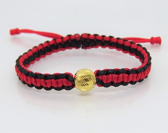 Pulseira vintage ajustável em ouro amarelo 24 quilates (9999) com esfera lapidada em diamante, detalhes em vermelho e trama preta.