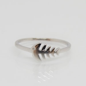 Vintage Sterling Silver Fish Skeleton Tiny Ring Size 7